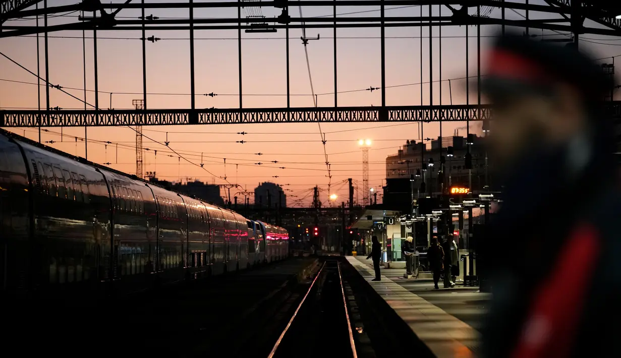 Calon penumpang menunggu kereta di stasiun Gare de Lyon pada Selasa, 7 Februari 2023 di Paris. Parlemen Prancis telah mulai membahas dan memperdebatkan proposal reformasi pensiun yang tidak populer dari Presiden Emmanuel Macron terkait penundaan usia pensiun yang memicu pemogokan dan demonstrasi besar-besaran dalam beberapa pekan terakhir. Putaran ketiga dari protes telah diserukan pada hari Selasa, 7 Februari 2023 oleh delapan serikat pekerja utama. (AP Photo/Christophe Ena)