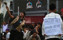 FOTO: Panas, Ricuh Dua Kelompok Pengunjuk Rasa Warnai Demo MK di Patung Kuda
