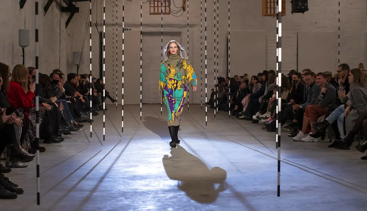 Seorang model mempersembahkan kreasi desainer Estonia Kristel Kuslapuu pada festival mode Fashion Infection di Vilnius, Lithuania, Jumat (16/10/2020). Fashion Infection merupakan festival mode tahunan paling terkemuka di Lithuania. (AP Photo/Mindaugas Kulbis)