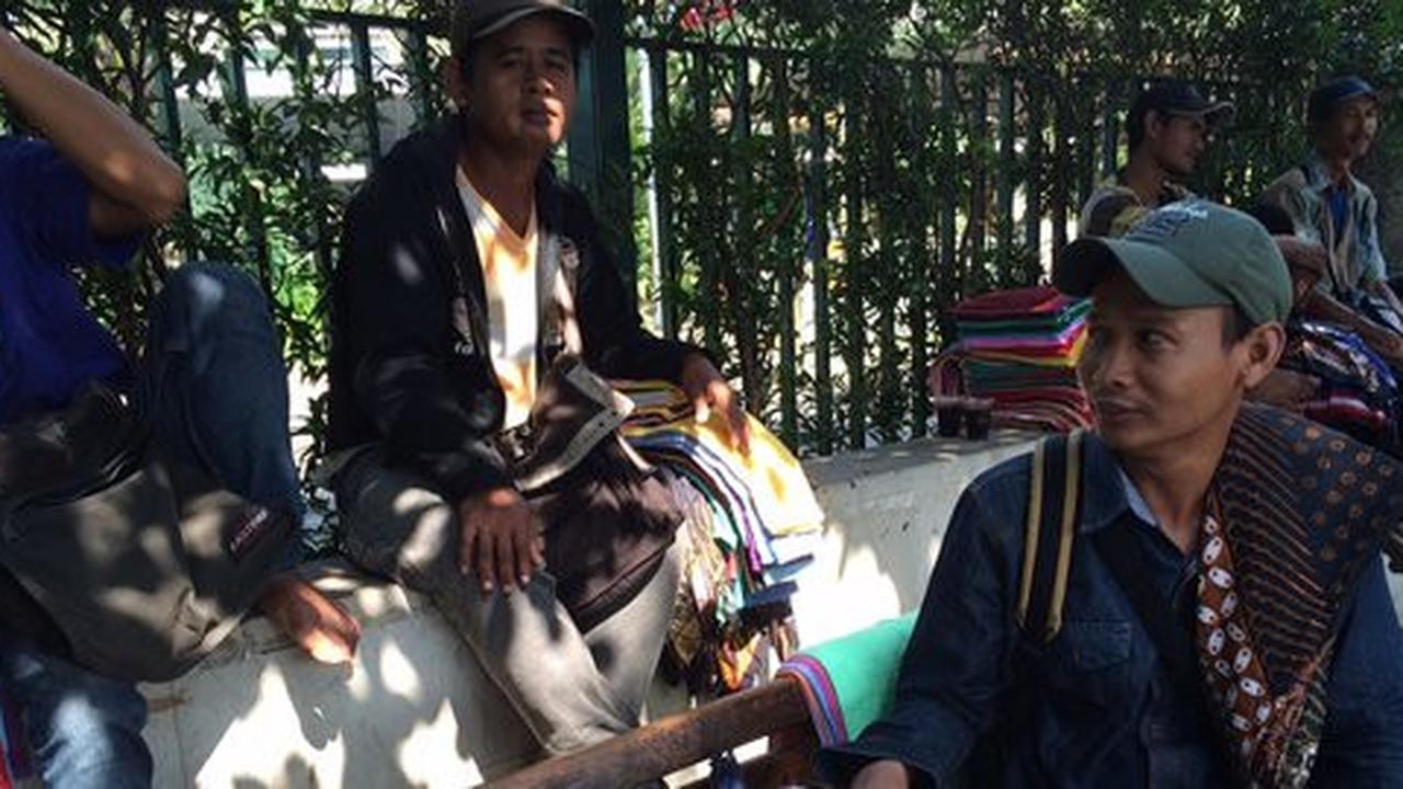 Cerita pedagang handuk tambah modal saat jualan di demo buruh