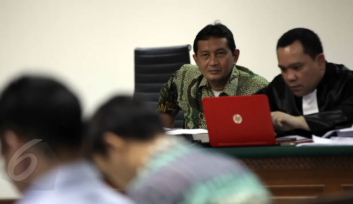 Udar Pristono tampak mendengarkan keterangan saksi saat menjalani sidang lanjutan di Pengadilan Tipikor, Jakarta, Senin (8/6/2015). (Liputan6.com/Helmi Afandi)