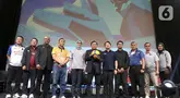 General Manager Persatuan Bola Voli Seluruh Indonesia (PBVSI), Imam Sudjarwo (enam kiri) bersama Direktur Moji David Setiawan (lima kanan) berfoto bersama usai jumpa pers di Menara SCTV, Jakarta, Rabu (17/7/2024 ).  (Liputan6.com/Herman Zakharia)