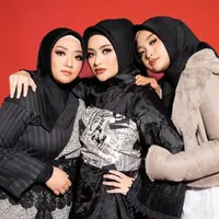 Mereka pun tampil kompak mengenakan busana serba hitam dari @lenyrafael X @jwbyjulioalbert. [credit: @agungkurniawan].