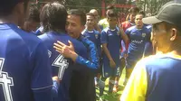 Djadjang Nurdjaman pamitan dengan skuatnya di Persib jelang keberangkatan ke Italia. (Bola.com/Bagas Rahadyan)
