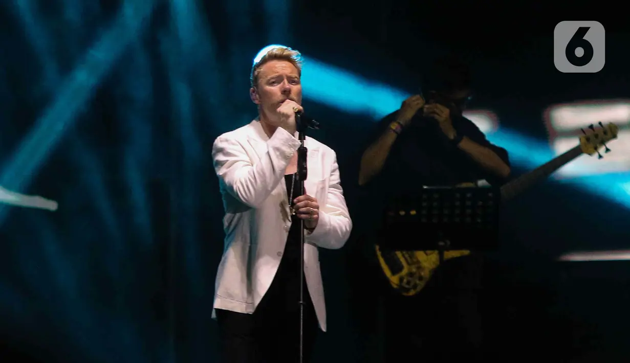 Selain membawakan lagu miliknya, Ronan Keating juga menyanyikan beberapa lagu dari Boyzone. Mulai dari "No Matter What", "Love Me For A Reason", hingga "Pictures of You". (Liputan6.com/Herman Zakharia)