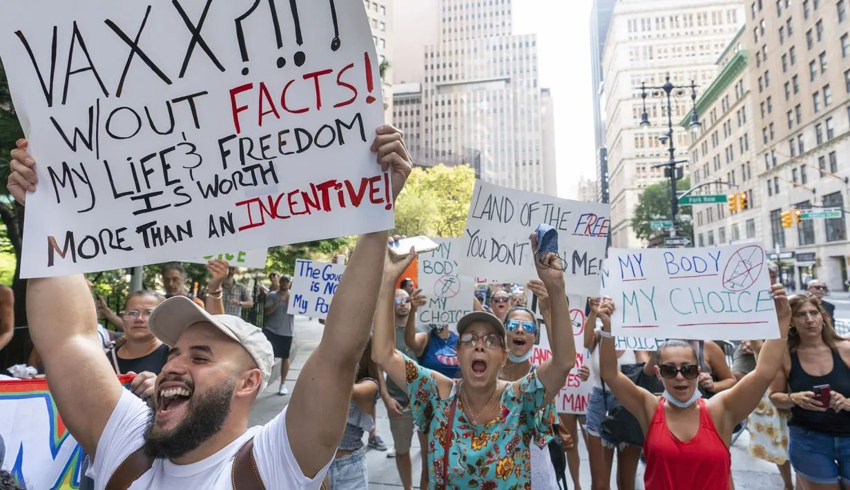 Orang-orang berdemonstrasi menentang mandat vaksinasi COVID-19, di New York, Rabu (25/8/2021). New York akan mewajibkan warganya menunjukkan bukti vaksin COVID-19 sebelum masuk ke sejumlah tempat dalam ruangan di tengah lonjakan kasus virus corona varian delta. (AP Photo/Mary Altaffer)