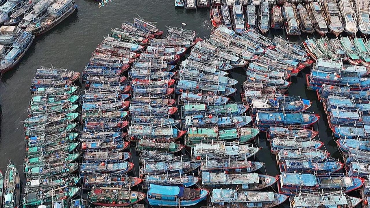 FOTO: Kemarau Basah, Sebagian Nelayan Muara Angke  Tidak Melaut