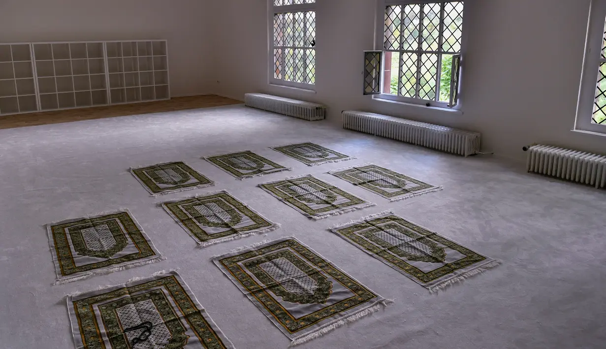 Barisan sajadah di Masjid Ibnu Rushd-Goethe yang terletak di Berlin, Jerman (16/6). Menurut Seyran Ates, masjid ini didirikan untuk menunjukan islam yang humanistik, sekuler dan liberal. (AFP Photo/John Macdougall)