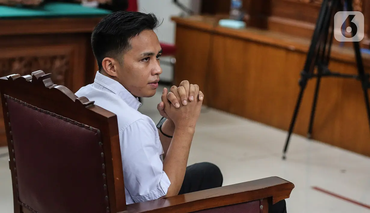 <p>Terdakwa Richard Eliezer Pudihang Lumiu bersiap menjalani sidang dengan agenda pembacaan vonis oleh Majelis Hakim dalam kasus pembunuhan Brigadir Yosua Hutabarat di Pengadilan Negeri Jakarta Selatan, Rabu (15/2/2023). Bharada Richard Eliezer atau Bharada E divonis 1 tahun 6 bulan dalam kasus dugaan pembunuhan berencana Brigadir Yosua Hutabarat (Brigadir J), Rabu (15/2/2023). (Liputan6.com/Johan Tallo)</p>