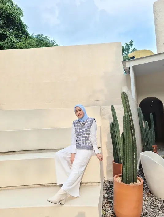 Gaya kekinian Cut Syifa mengenakan knit vest, shirt dan celana kulot warna putih bisa jadi pilihan. @cutsyifaa.