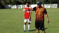 Pelatih Persebaya U-17, Seger Sutrisno. (Bola.com/Aditya Wany)