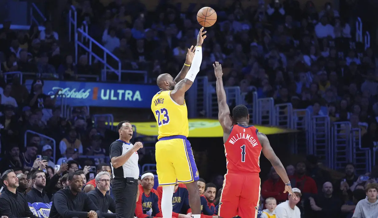 Pebasket Los Angeles Lakers, LeBron James melakukan lemparan three poin dibayangi pebasket New Orleans Pelicans, Zion Williamson untuk mencetak 50.002 poin dalam sejarah NBA di Crypto Arena, Los Angeles, Rabu (05/03/2025) pagi WIB. (AP Photo/Jae C. Hong)