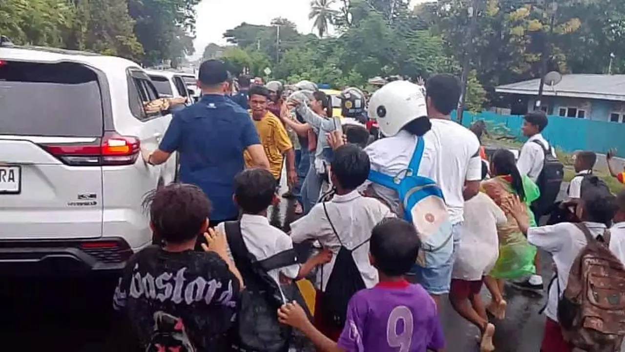 Para pelajar dan masyarakat saat mengadang mobil Wakil Presiden di Maumere, Kabupaten Sikka, NTT (Liputan6.com/Ola Keda)