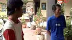 Usman dan Nurman membuat pestisida palsu dengan cara mengoplos pestisida asli yang kemudian dikemas ulang. Aksinya dihentikan Polres Subang, Jabar. 