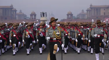 Prajurit Senapan Assam, pasukan paramiliter India, berlatih berbaris untuk parade hari Republik mendatang di perbukitan Raisina, di New Delhi, India, Kamis (19/1/2023). Hari Republik India akan dirayakan pada 26 Januari. (AP Photo/Manish Swarup)