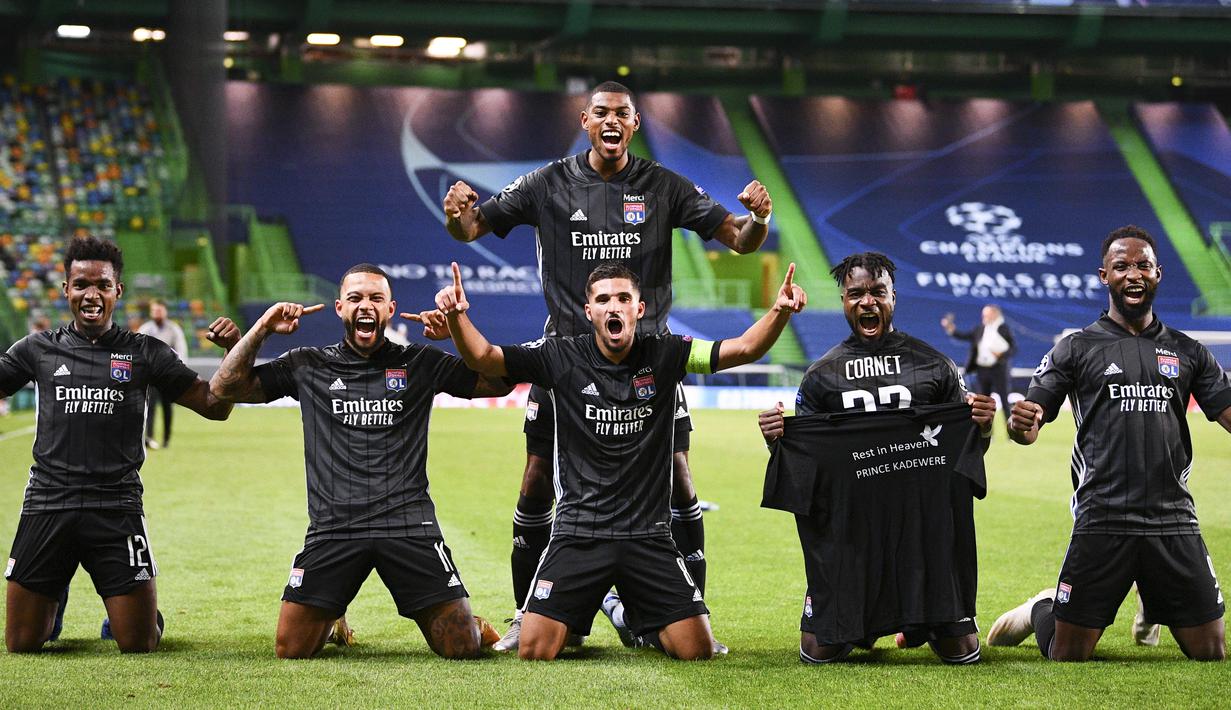 Para pemain Lyon melakukan selebrasi usai menaklukkan Manchester City di perempat final Liga Champions di Stadion Jose Alvalade, Sabtu (15/8/2020). Lyon menang 3-1 atas Manchester City. (Franck Fife/Pool Photo via AP)