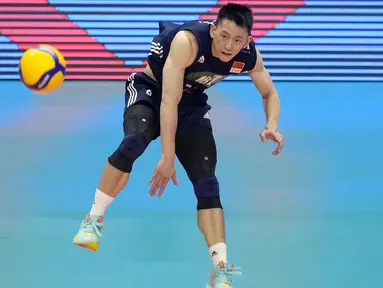 Pevoli China, Yu Y.T, saat melawan Brasil pada laga Volleyball Nations League 2022 di Brasil, Minggu (12/6/2022). (AP/Eraldo Peres)