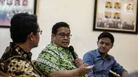 Anggota Badan Pengawas Pemilu (Bawaslu) Rahmat Bagja (tengah) saat menjadi narasumber diskusi di Media Center KPU RI, Jakarta, Rabu (6/3). Diskusi bertemakan 'tantangan mewujudkan pemilu damai'. (Liputan6.com/Faizal Fanani)