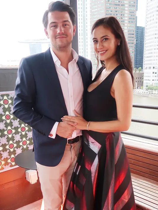 Coba lihat, cantik banget Marissa dengan rok A-line dan tanktop hitamnya. Rambutnya yang terurai menambah penampilan Marissa semakin seksi. (Instagram/marissaln)