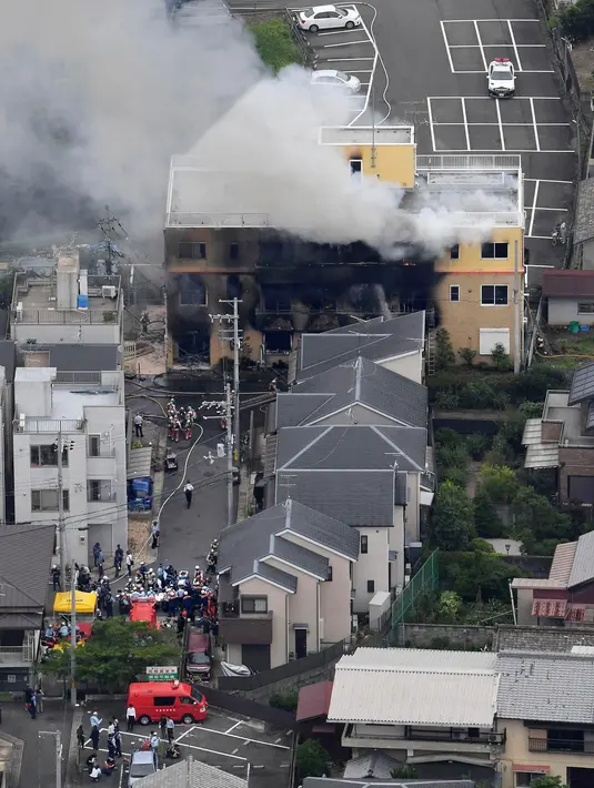 Asap mengepul saat kebakaran melanda studio animasi Kyoto Animation di Kyoto, Jepang, Kamis (18/7/2019). Stasiun televisi NHK melapor, seorang pria yang menuangkan bensin ke sekitar gedung animasi telah ditahan. (Kyodo News via AP)