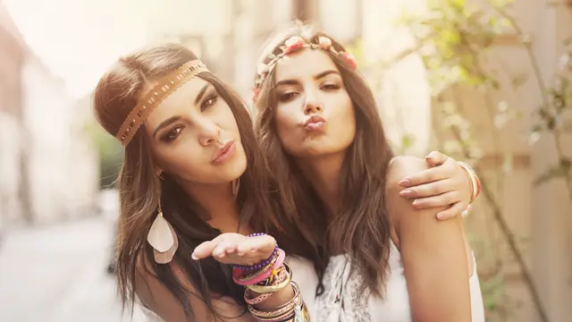 Mengintip Tren Fashion Ikonik Wanita dari Masa ke Masa, Seperti Apa?