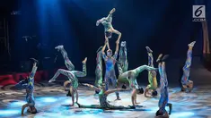 Pemain Oriental Circus Indonesia menunjukkan akrobat dalam The Great 50 Show di GBK, Senayan, Jakarta, Jumat (14/12). Pertunjukan sirkus hari pertama ini merupakan kolaborasi antara sirkus modern dan tradisional. (Liputan6.com/Fery Pradolo)