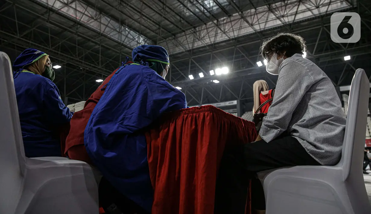 Petugas medis mendata pelaku sektor jasa keuangan saat pelaksanaan vaksinasi COVID-19 di Lapangan Tennis Indoor Senayan, Jakarta, Rabu (16/6/2021). Vaksinasi ini dilakukan untuk mempercepat vaksinasi, sehingga membentuk kekebalan komunal di masyarakat. (Liputan6.com/Faizal Fanani)