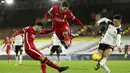 Pemain Fulham Antonee Robinson memblok tembakan dari pemain Liverpool Neco Williams (kiri) pada pertandingan Liga Premier Inggris di Stadion Craven Cottage, London, Minggu (13/12/2020). Liverpool dan Fulham bermain imbang 1-1. (AP photo/Matt Dunham, Pool)
