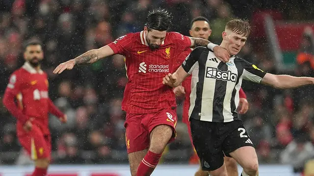 Dominik Szoboszlai dikawal lawan di laga Liverpool vs Newcastle, Premier League 2024/2025 (c) AP Photo/Jon Super