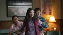 Michelle Yeoh (tengah) bersama Stephanie Hsu dan Ke Huy Quan saat beradegan di film Everything Everywhere All At Once. Michelle Yeoh yang berperan sebagai Evelyn Wang mendapatkan nominasi Piala Oscar pertamanya untuk kategori Best Actress di film tersebut.  (Allyson Riggs/A24 Films via AP)