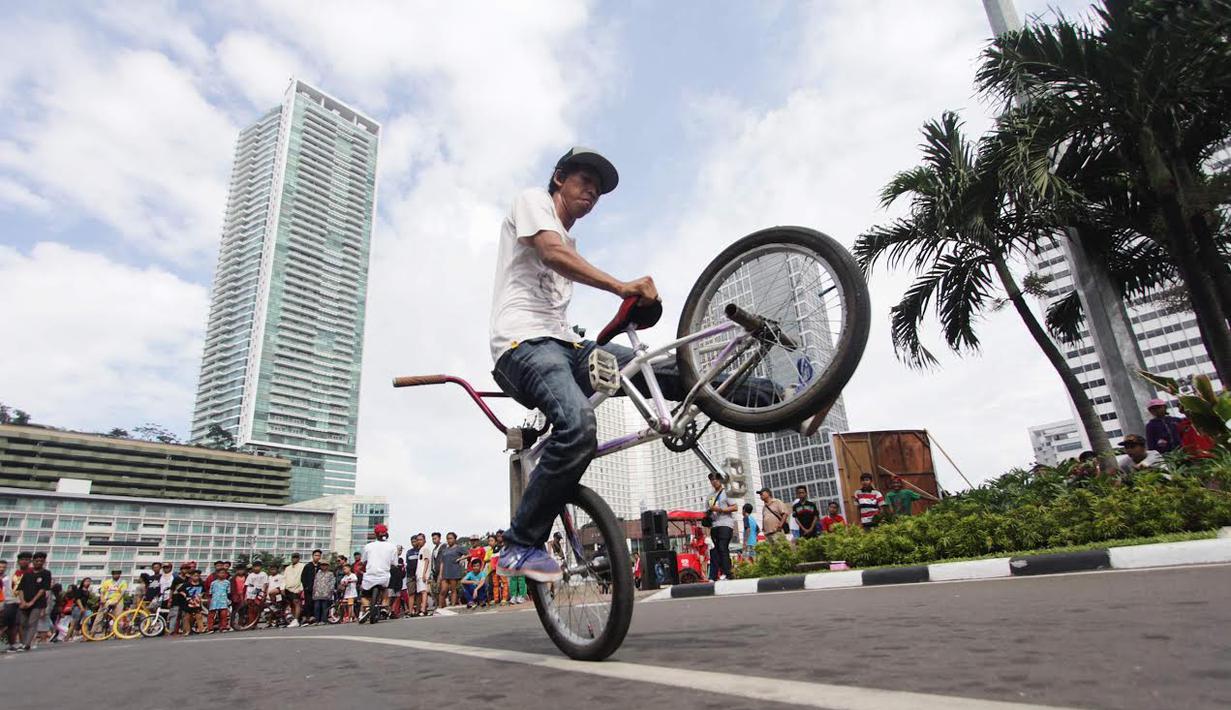 Sejumlah warga melihat secara langsung atraksi freestyle BMX saat car freeday, Jakarta, Minggu (14/12/2014) ( Liputan6.com/Faizal Fanani)