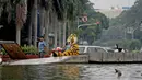 Aktivis Greenpeace berkostum harimau tampak tengah duduk beristirahat di pinggir kolam Bundaran HI, Jakarta, Minggu (11/5/14). (Liputan6.com/Faizal Fanani)