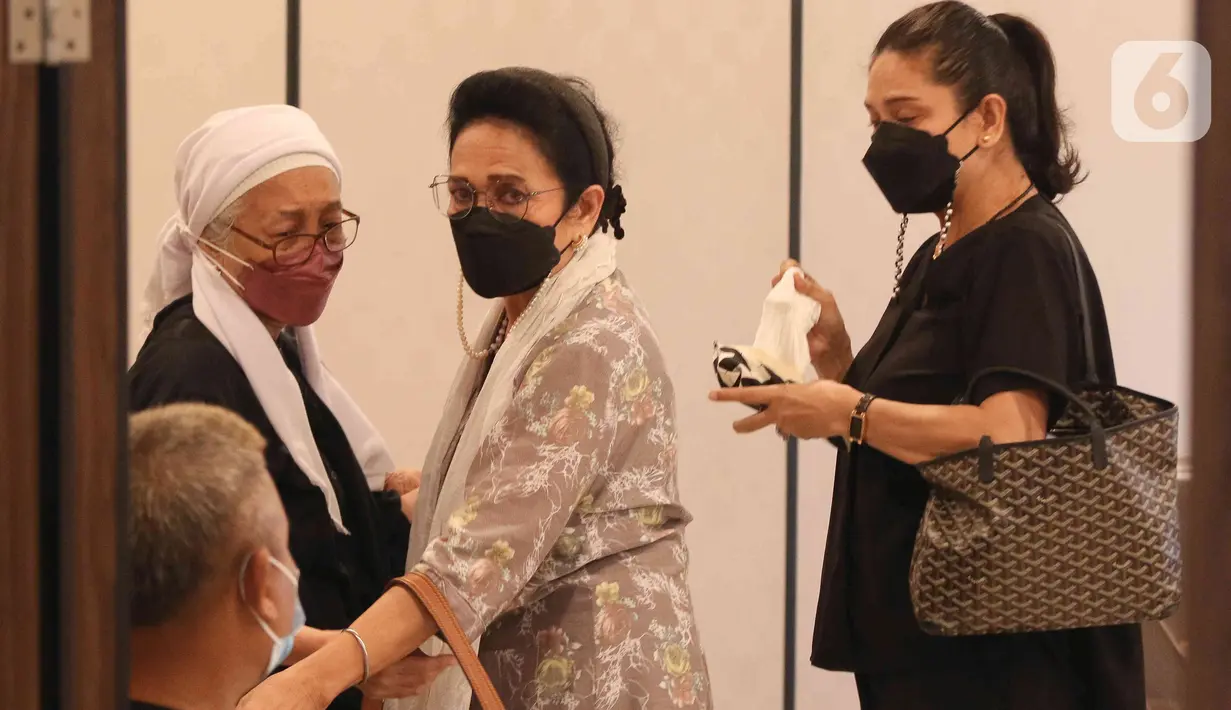 Suasana tempat mendiang Bob Tutupoly disemayamakan di Rumah Duka RS Siloam Semanggi, Jakarta Selatan, Selasa (5/7/2022). Sebelum meninggal dunia, pelantun "Widuri" tersebut sempat membutuhkan transfusi darah untuk meningkatkan hemoglobin (HB) nya. (Liputan6.com/Herman Zakharia)