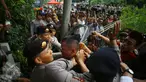 Seorang pria yang diduga provokator diamankan dari amukan massa saat sidang kasus penistaan agama di Jakarta, Selasa (10/1). Sempat terjadi kericuhan akibat peristiwa tersebut. (Liputan6.com/Immanuel Antonius)