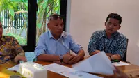 Kuasa Hukum Haji Imron, Parlin Bayu Hutabarat, MH Roy Sidabutar (kemeja biru), dan Kandoni Siringo-ringo kepada pers usai melaporkan dugaan kriminalisasi kliennya oleh Polda Kalteng ke Mabes Polri, Kamis 8 Juni 2023.