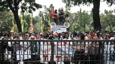 Massa yang tergabung dalam Jaringan Rakyat Miskin Kota (JRMK) dan Serikat Becak Jakarta (Sebaja) saat menggelar aksi di depan Balai Kota, Jakarta, Senin (23/7). (Merdeka.com/Iqbal S. Nugroho)