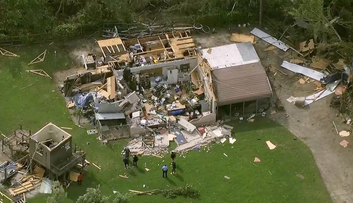 89 bangunan rusak akibat tornado EF3 salah satunya sebuah pabrik yang berfungsi sebagai pemberi kerja utama untuk area tersebut. (WTVD via AP)