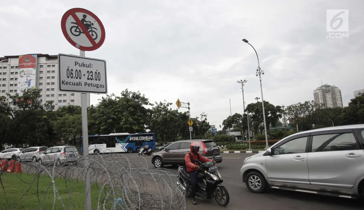 Kendaraan melintas di Jalan Medan Merdeka Barat, Jakarta, Selasa (9/1). Mahkamah Agung (MA) membatalkan Pergub DKI Jakarta larangan sepeda motor melintas di sepanjang Jalan MH Thamrin hingga Jalan Medan Merdeka Barat. (Liputan6.com/Arya Manggala)