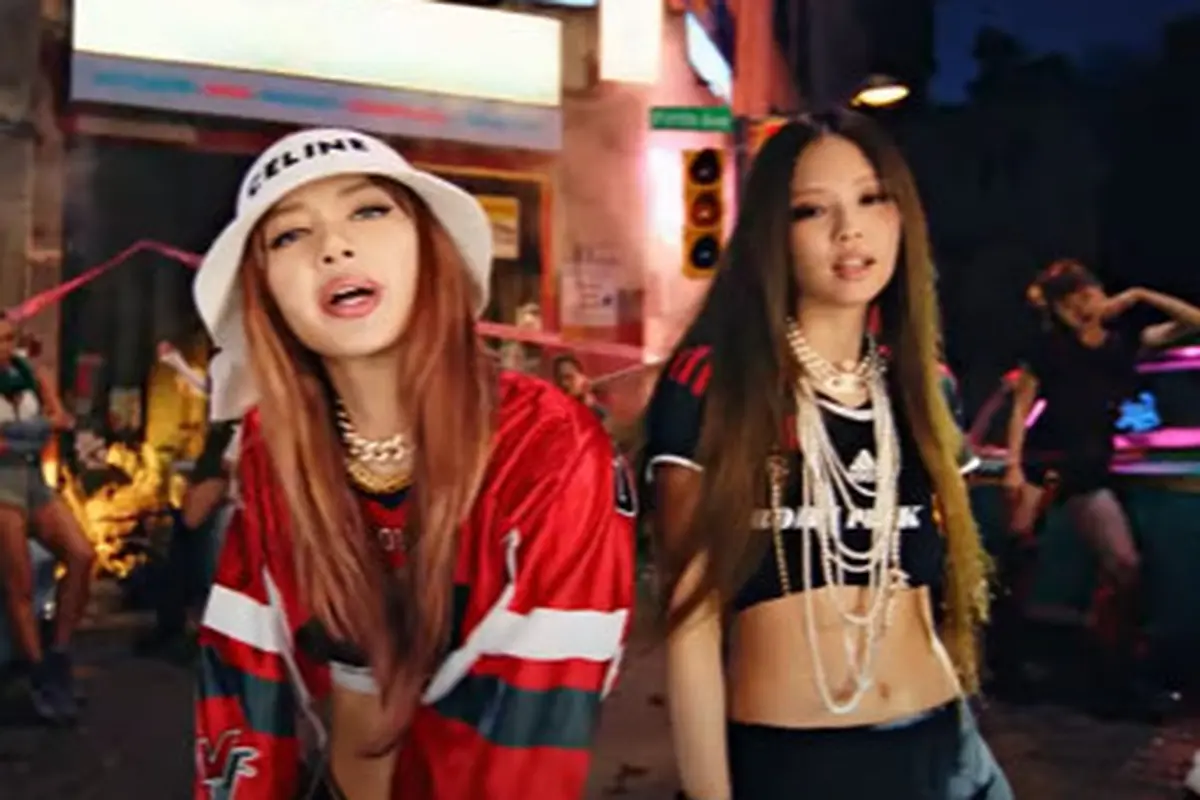 Adu Gaya Pamer Perut Rata Lisa dan Jennie BLACKPINK Kenakan Jersey di MV Pink Venom, Siapa Paling Keren?