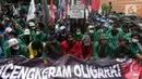Sejumlah mahasiswa yang tergabung dalam Front Millenial Jabodetabek melakukan aksi unjuk rasa di Jalan Kuningan Persada sekitar Gedung KPK, Jakarta, Kamis (9/12/2021). Aksi mereka untuk memperingati Hakordia 2021 dengan menyuarakan keprihatinan atas lemahnya KPK. (Liputan6.com/Helmi Fithriansyah)