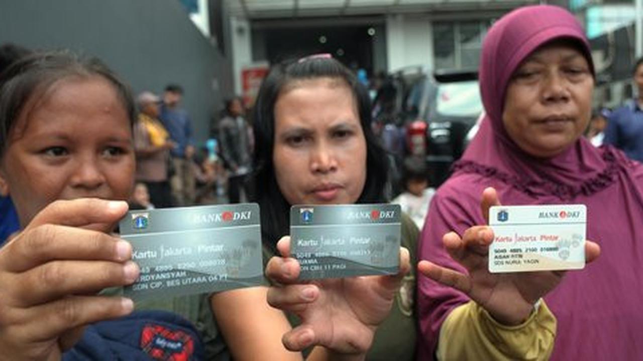 Ahok klaim toko alat sekolah sudah bisa pakai KJP, harga lebih murah