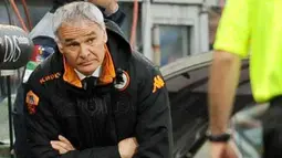Ekspresi pelatih AS Roma Claudio Ranieri di laga lanjutan Serie A Italia menghadapi Genoa di Marassi Stadium, Genoa, 20 Februari 2011. Roma kalah 3-4. AFP PHOTO / TIZIANA FABI 