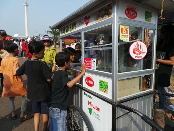 Bagi makan gratis di Monas/ copyright by Vemale.com