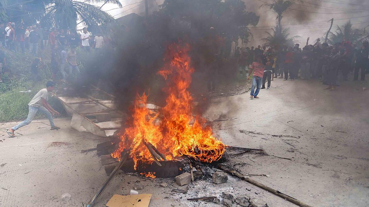 FOTO: Massa Bakar Ban, Tolak Penutupan Tambang Galian C di Bogor