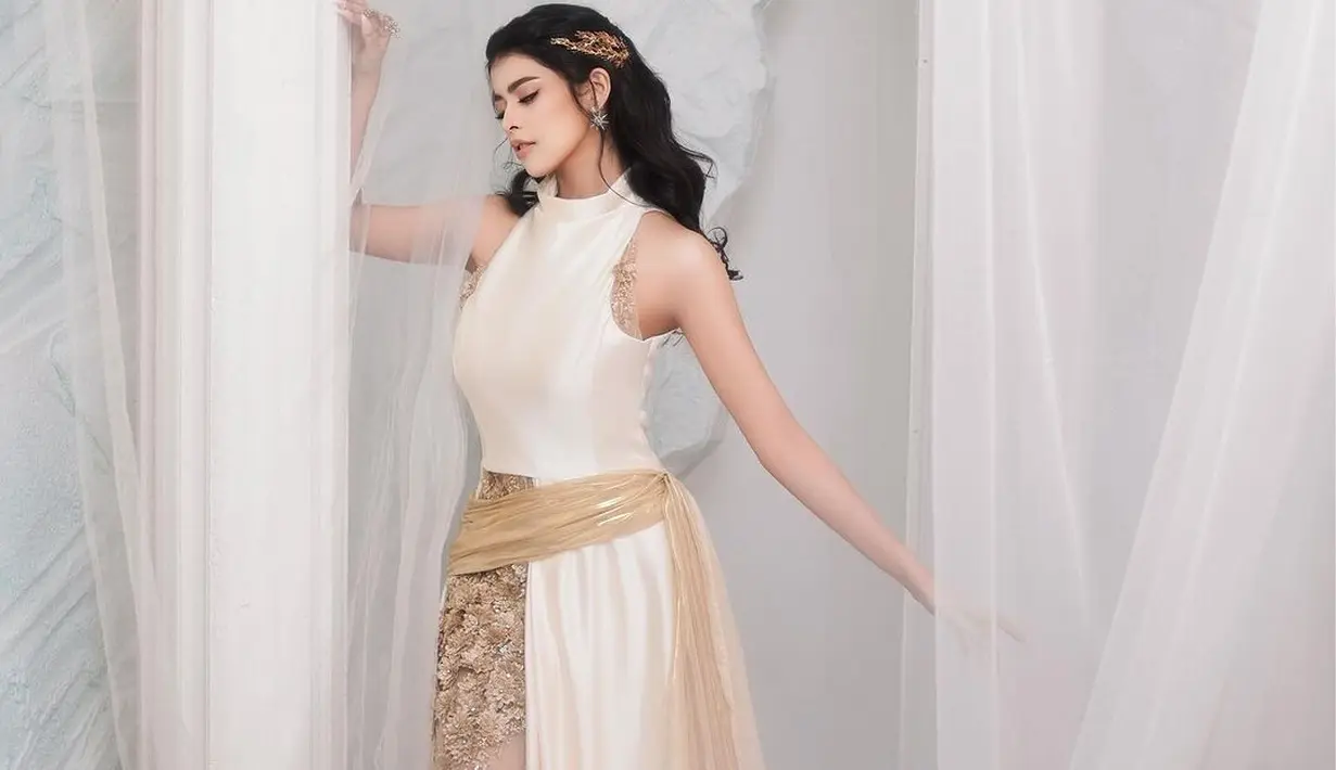 Penampilannya yang anggun ini memberi kesan layaknya seorang goddess atau dewi khayangan. Setuju nggak Sahabat Fimela? [@jharnabhagwani]