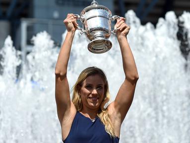 Angelique Kerber berfoto dengan trofi juara yang diraihnya pada kejuaraan AS terbuka usai mengalahkan Karolina Pliskova di USTA Billie Jean King National Tennis Center, New York (11/9/2016). (AFP/Jewel Samad)