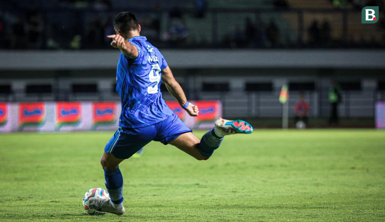 Pemain Persib Bandung, Ezra Walian, menendang bola dari tendangan bebas ke gawang Dewa United yang membuahkan gol dalam pertandingan lanjutan pekan ketiga BRI Liga 1 2023/2024 yang berlangsung di Stadion Gelora Bandung Lautan Api, Jawa Barat, Jumat (14/7/2023). (Bola.com/Bagaskara Lazuardi)