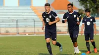 Aylton Ferreira Ananias, stoper asal Brasil, mengikuti seleksi di Persela. (Bola.com/Fahrizal Arnas)