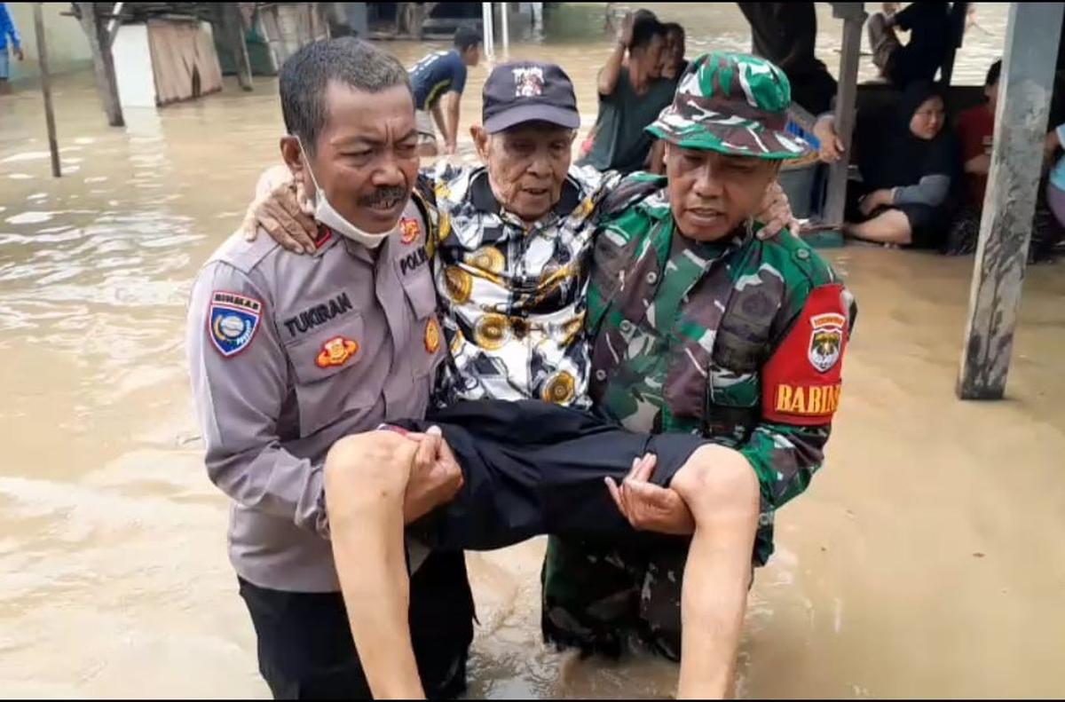 Prajurit TNI Kodim 0507 evakuasi warga terjebak banjir di Bekasi