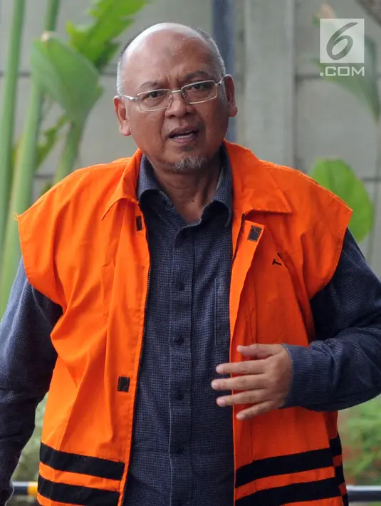 Bupati nonaktif Malang Rendra Kresna saat tiba di Gedung KPK, Jakarta, Kamis (1/11). Rendra tiba dengan memakai rompi tahanan dan mendapat pengawalan. (Merdeka.com/Dwi Narwoko)